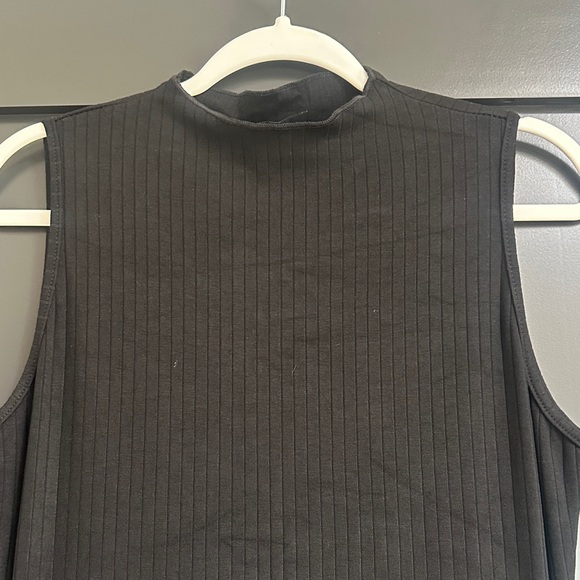 Elegant Black Sleeveless Dress - Picture 3 of 3